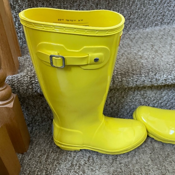 Barley worn yellow hunter rain boots size W6.5 - Picture 3 of 5